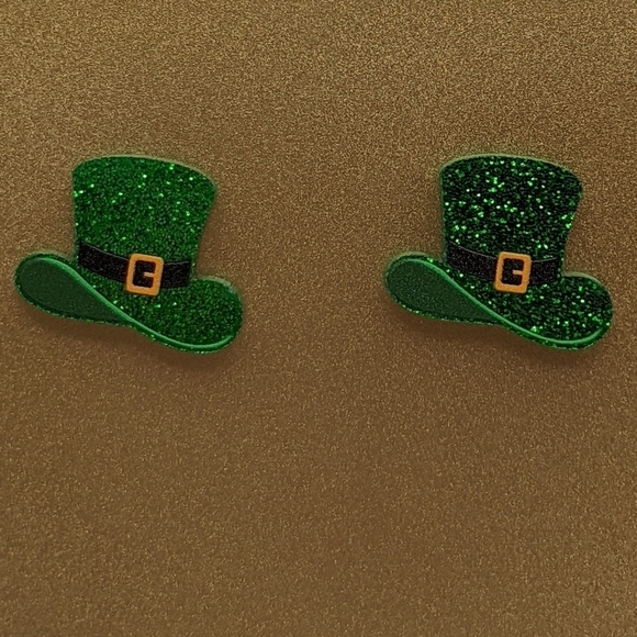 Leprechaun St. Patrick's Day green glitter acrylic stud earrings - Picture 2 of 8